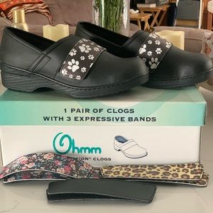 NWT- Ohmm expression clogs- with 3 expression bands